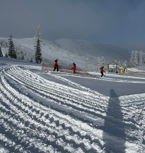 Monarch Patrol Crew setting up temporarily fencing based on the snow wind forecast