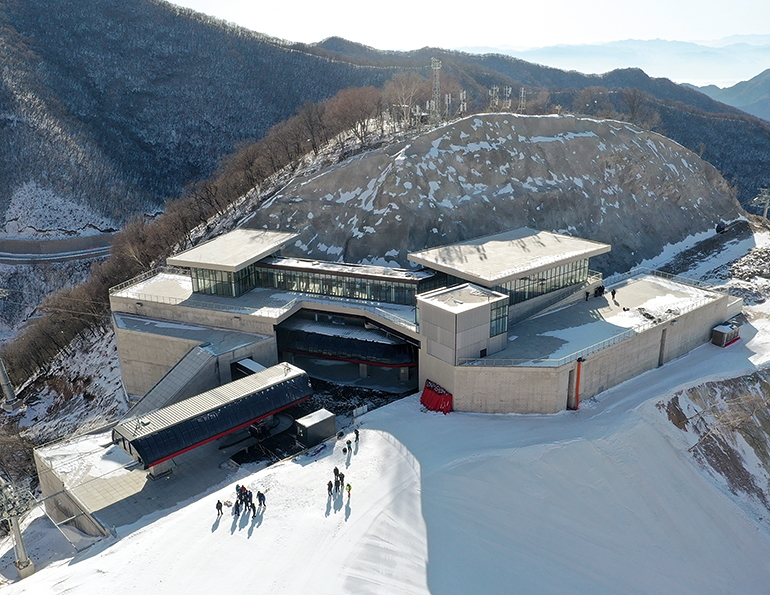 This mid-station at Yanqing houses a shared, angled terminal where two gondolas meet—they can be run as two separate lifts or one continuous lift. Front left is the bottom terminal of another gondola..