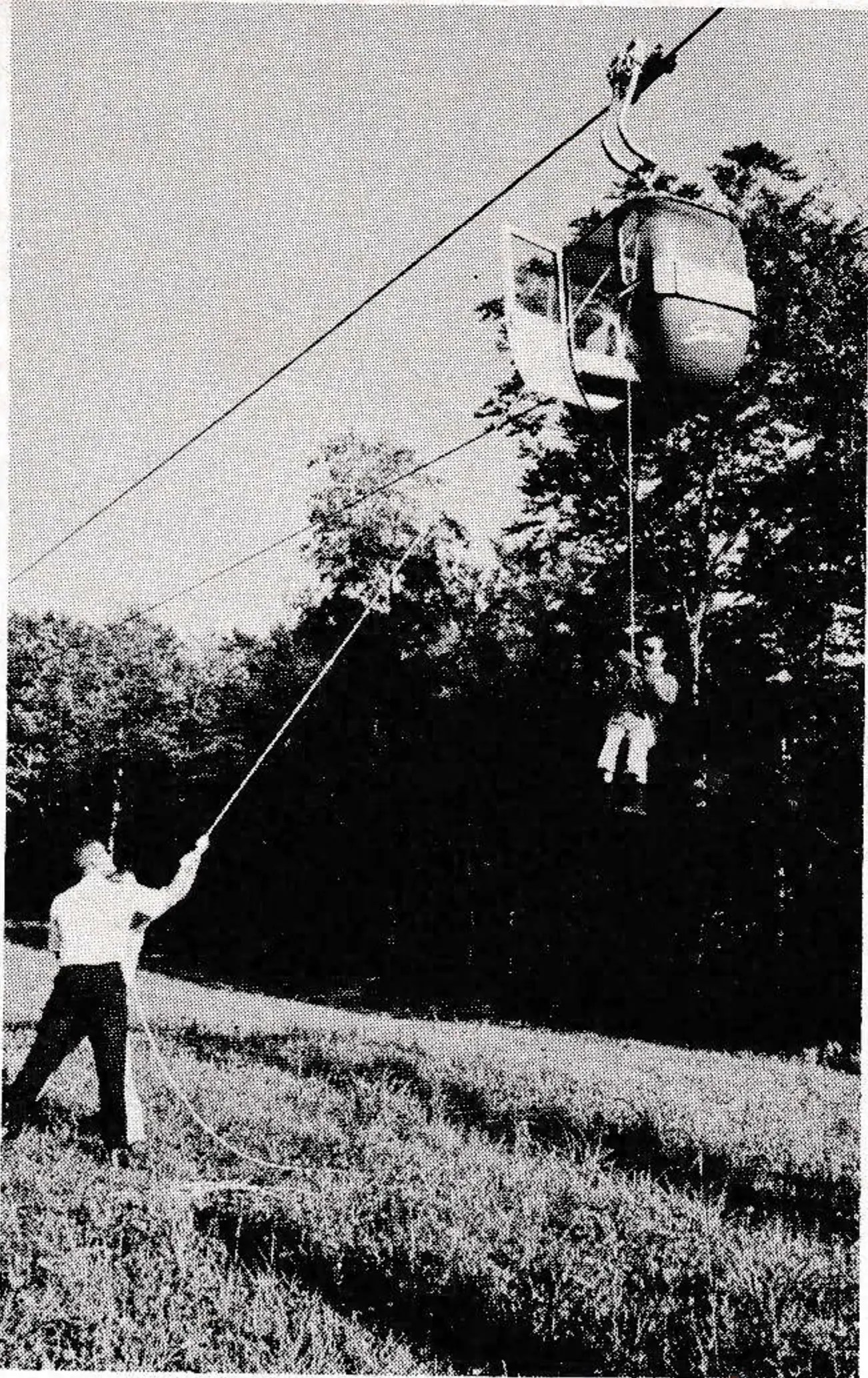 Gondola evacuation by rope and seat device.