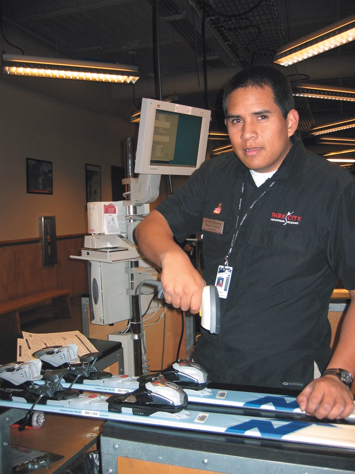 Rental technician at a scanning workstation