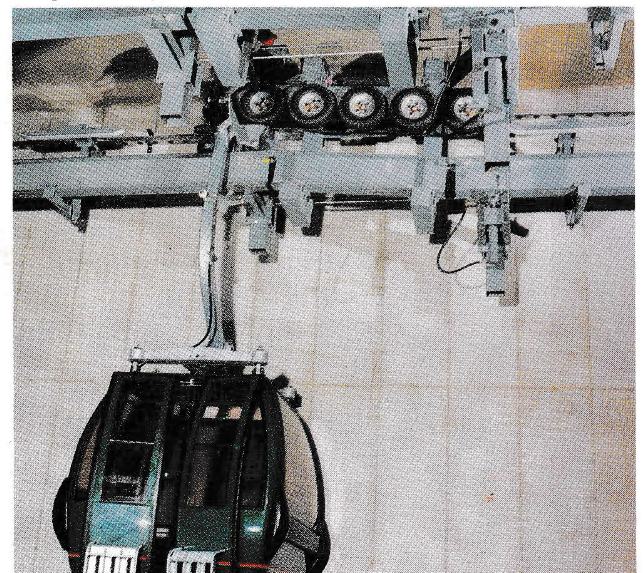Because of the length of the parking rails, these mid-rail conveyors had to be installed for the automatic cabin storage and retrieval system. The parking system is considered semi-automatic.