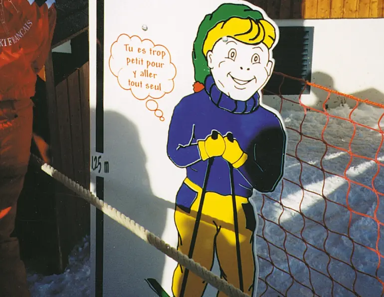 Child-height measuring sign at a lift in Méribel