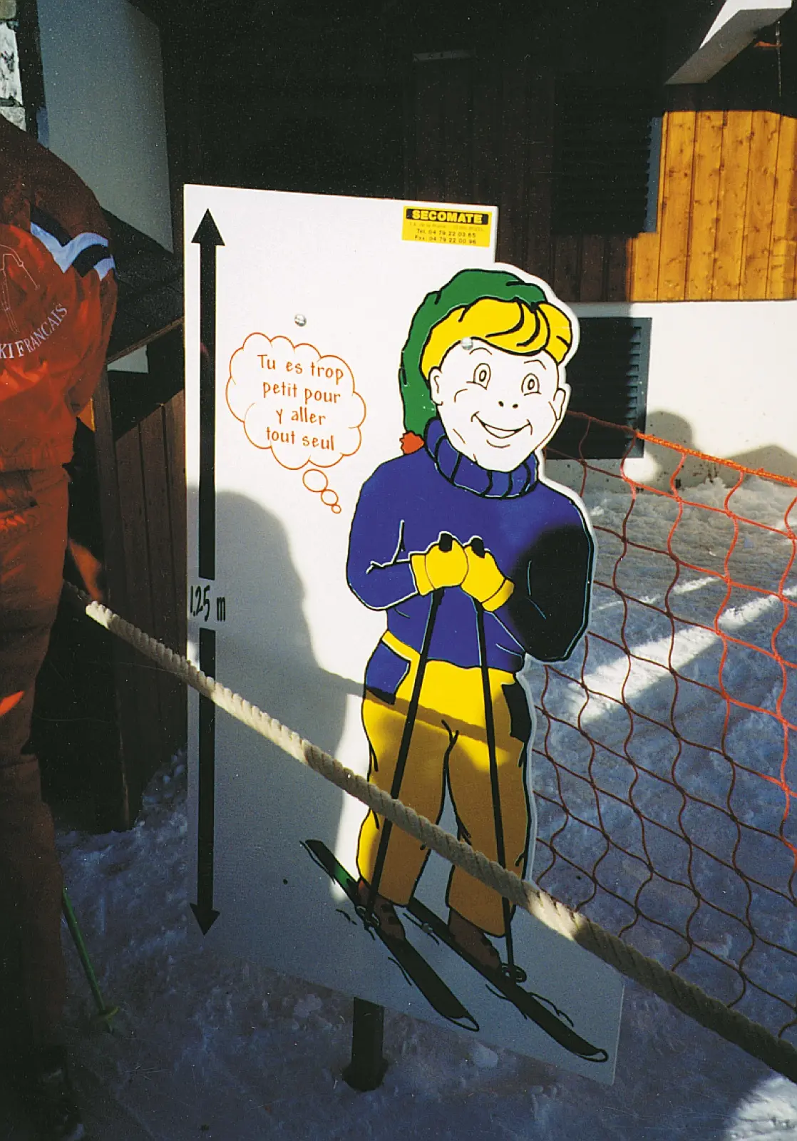 Child-height measuring sign at a lift in Méribel