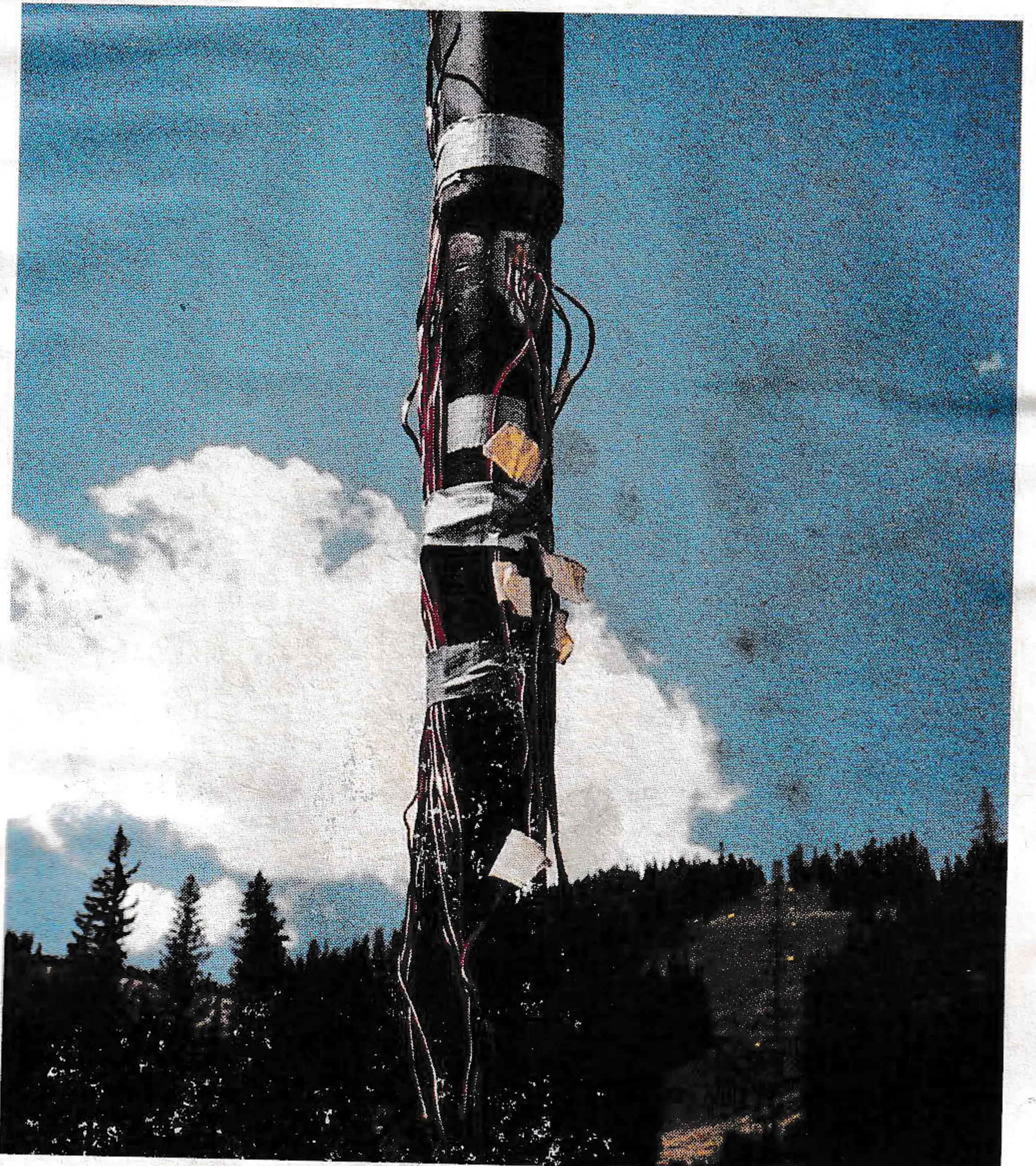 Rosette strain gauges were placed 90 degrees to each other on the stem, with one place on the clip. Measurements were taken at various locations along the lift line as well as with the chair passing around the bullwheel. See rig in photo bottom right.