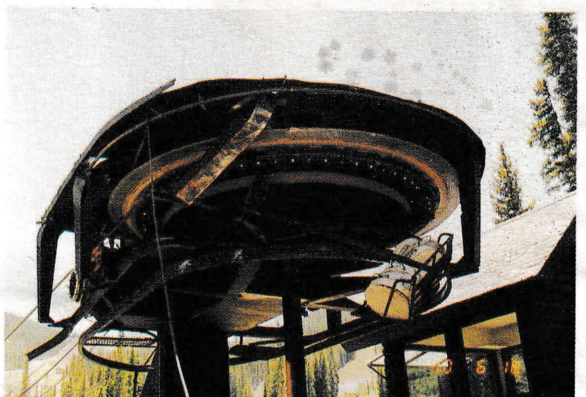 The rollback caused damage to the lower terminal guidage. Note chair lodged in guidage.