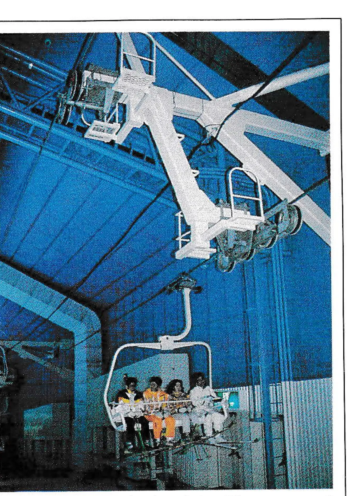 The top terminals of the lifts were put in place by a real monster: a 400-ton crane with 100 m lifting capacity.