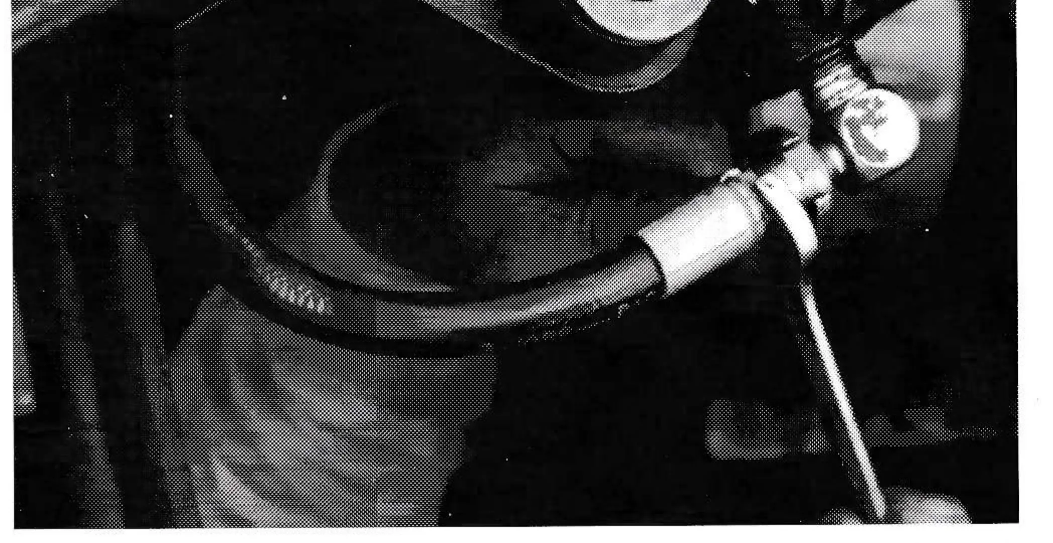 When the hose cover has been damaged, the reinforcement will deteriorate and quickly rust when exposed to the environment, which can result in blowouts. Replace hoses when covers are cut, torn or worn.