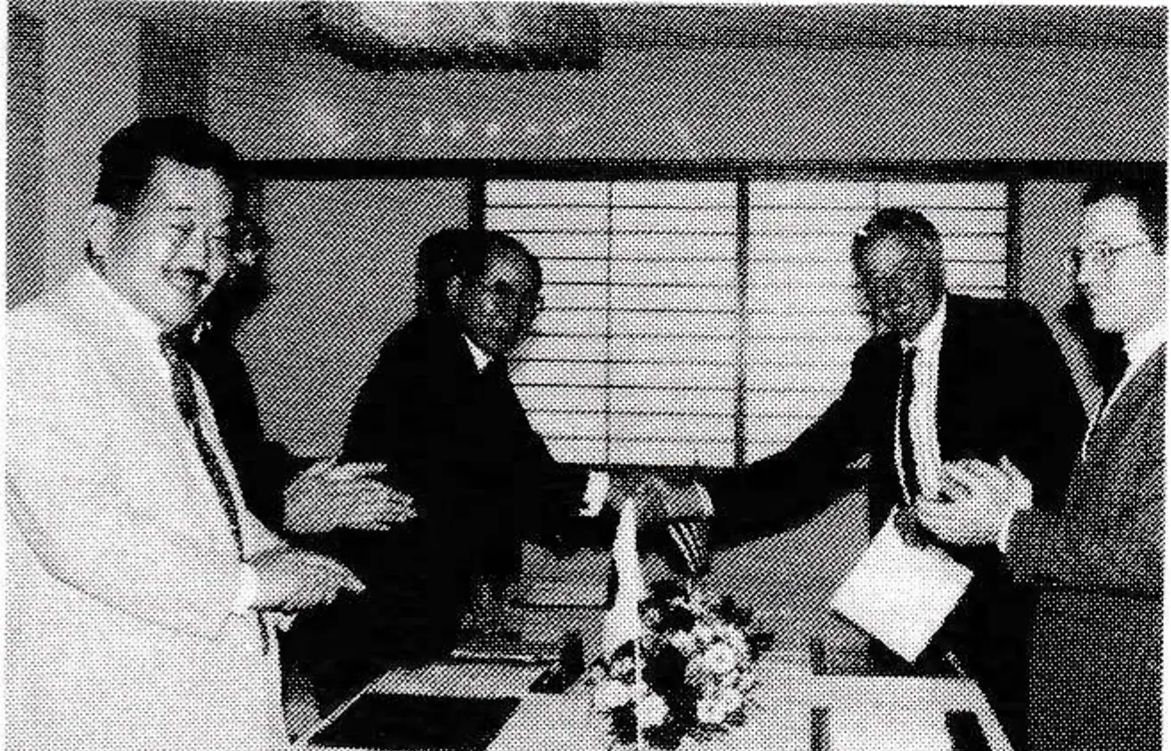 Mr. Matsudo of Mitsubishi and Jan Kunczynski of Lift Engineering applauded at signing of contract.