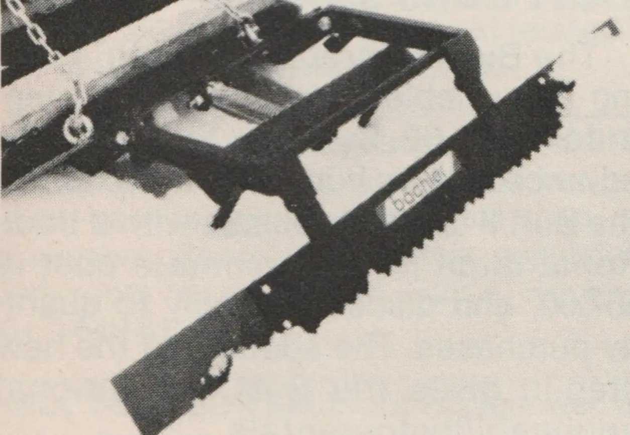 The Snow Rake SR/81 erases tracks in steep descents. It tips up automaticlly when going backwards.
